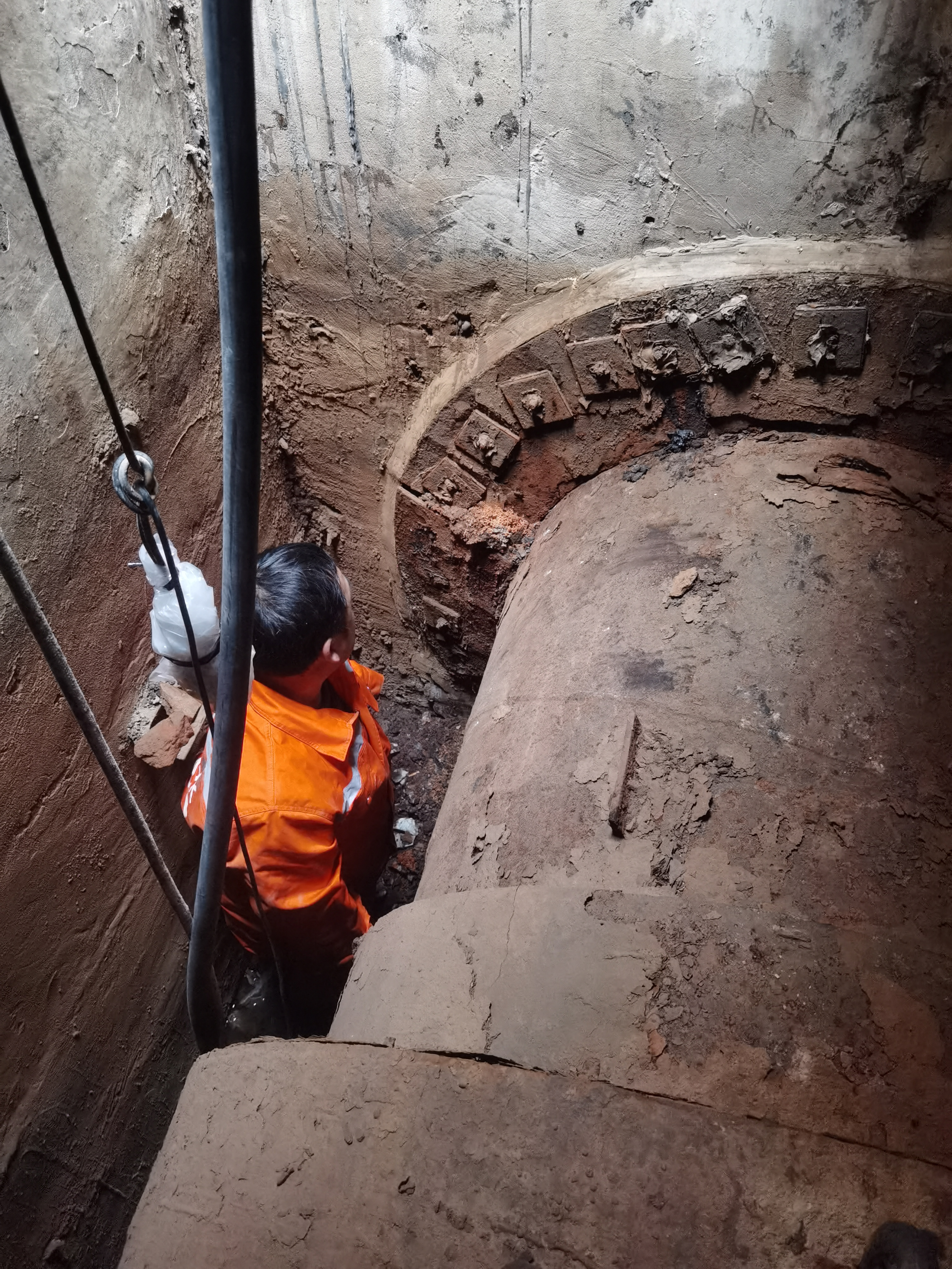 2.25北侧输热管道概况维修前 2.25北侧输热管道概况维修前